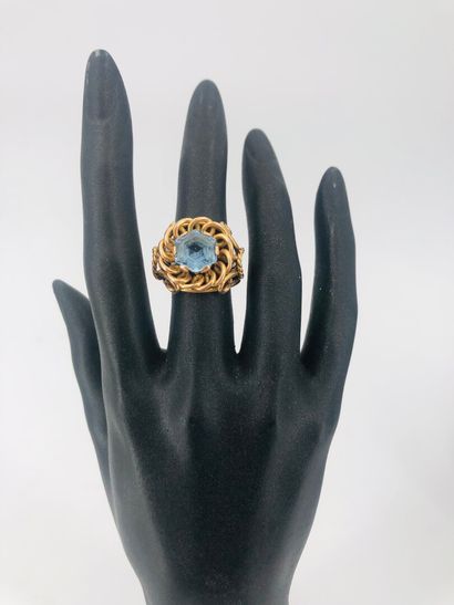 null Gold ring with floral figure set with a blue stone, finger size 55, gross weight...
