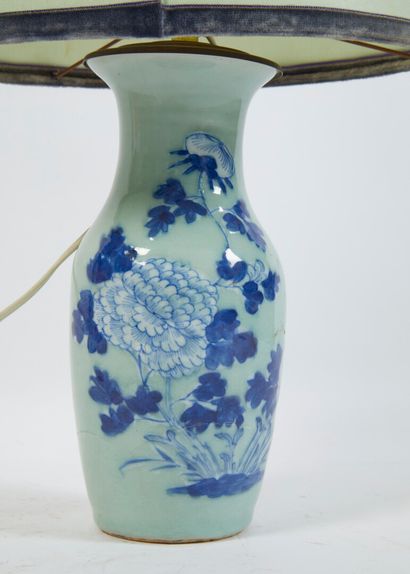 null * Vase montée en lampe à poser en porcelaine de Chine bleu et blanc. XXe

Haut:...