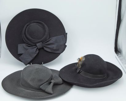 null Lot de 3 chapeaux dont :

-petite capeline façon paille tressée noir rehaussée...