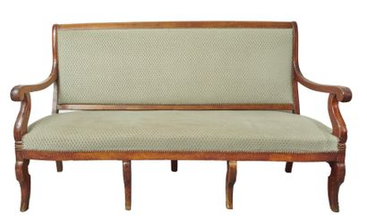 null Moulded wood bench, armrests in crook, front legs in hock, velvet upholstery,...