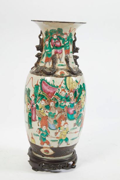 null * Grand vase Nankin en porcelaine

émaillée polychrome, à décor craquelé

de...