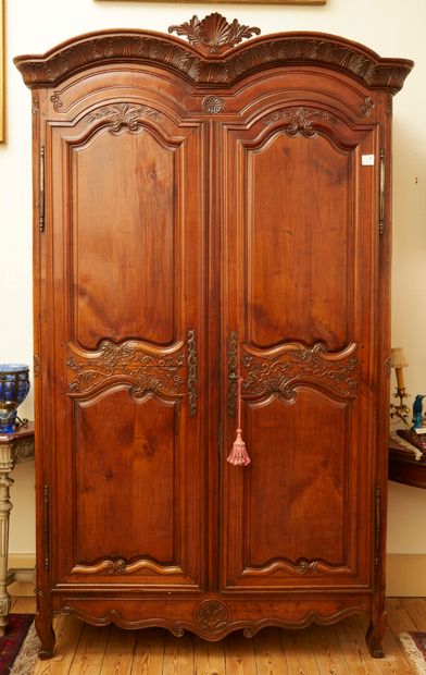 null Large cabinet in fruitwood molded and carved with flowers and acanthus. 

Cornice...