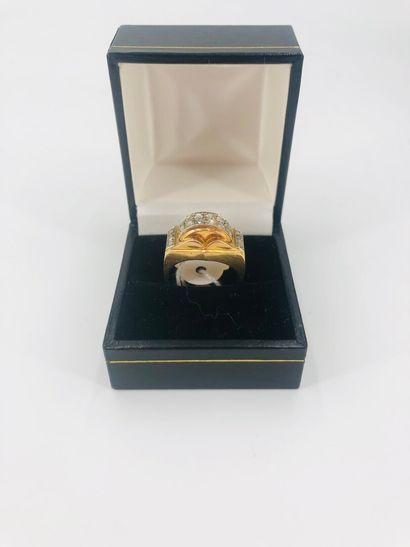 null Yellow gold signet ring with diamond roses, size 57, weight 10.9 g