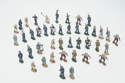 null QUIRALU VERS 1950. Lot de 42 figurines militaires.