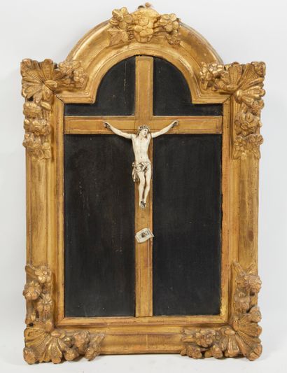 null * Christ en croix en ivoire sculpté dans un cadre en bois doré à fond noir....