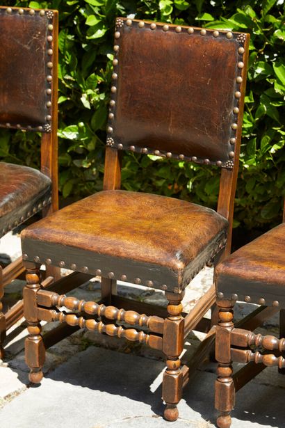 null * Suite de 6 chaises et un fauteuil en bois et cuir agrémentées de semence.

Style...