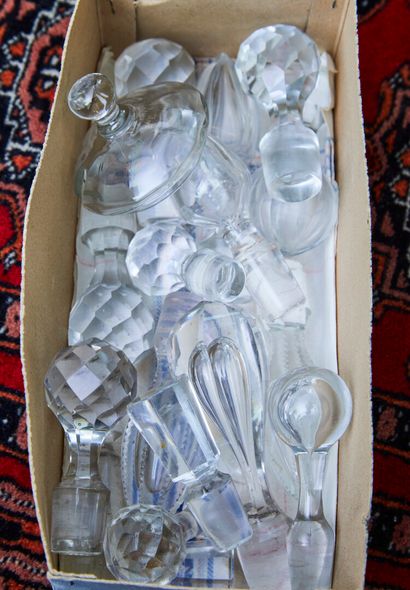 null * Lot de 17 carafes anciennes en cristal et verre dont BACCARAT et SAINT-LOUIS.

On...