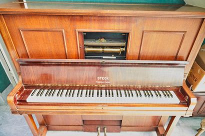 null * STECK. Piano droit mécanique dit " Pianola" en placage de palissandre. Vers...