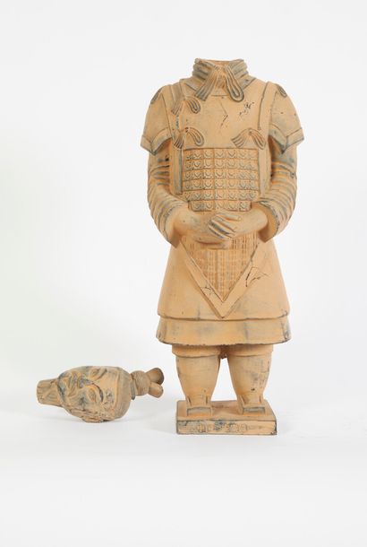 null * Statuette en terre cuite formant bouteille figurant un soldat chinois de l'Empereur...