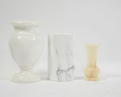 null * Petit vase balustre en marbre blanc , XXe

Haut:21cm

On y joint un vase rouleau...