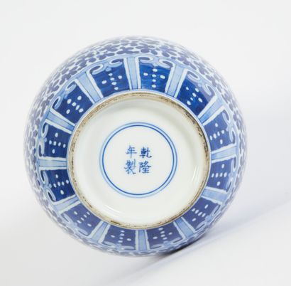 null * Vase coloquinte à long col en porcelaine de Chine blanc bleu. XXe

Haut: ...