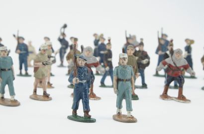 null QUIRALU VERS 1950. Lot de 42 figurines militaires.