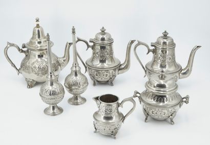 null Service à thé en métal ciselé et estampé comprenant:

- trois théières

- un...