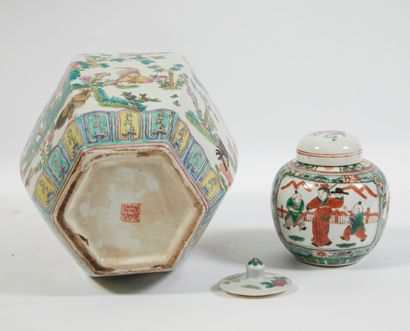 null * Pot couvert en porcelaine de Chine à décor polychrome de fleurs et papillons,...