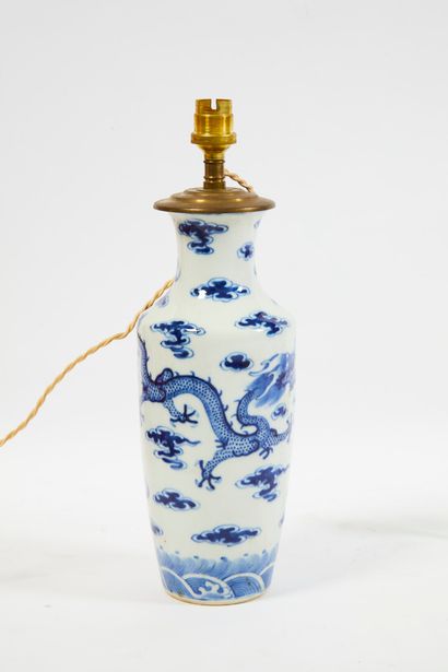 null * Vase balustre monté en lampe en porcelaine de Chine à fond blanc et décor...