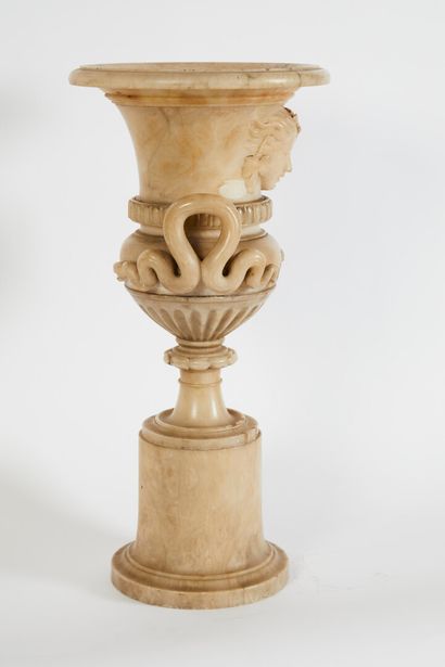 null * Important vase Médicis en albâtre à décor de Mascarons et frise de godrons,...
