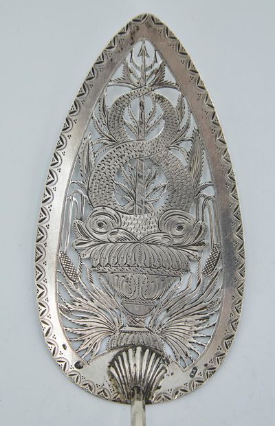null Une pelle à poisson en métal argenté ciselé à décor ajouré d'un trophée marin,...