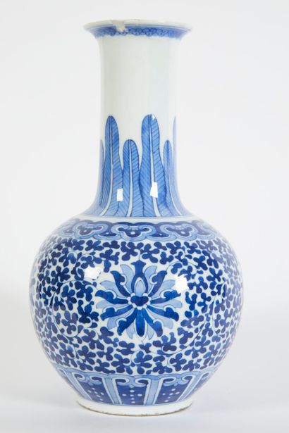 null * Vase coloquinte à long col en porcelaine de Chine blanc bleu. XXe

Haut: ...