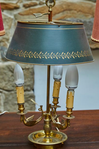 null * Lampe bouillotte en bronze ciselé à trois bras de lumière en tête de cygne,...