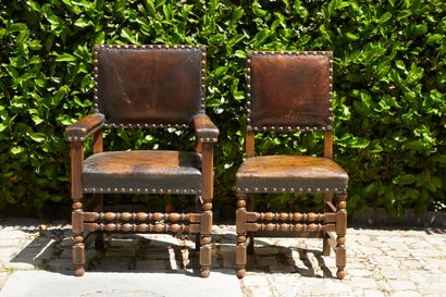 null * Suite de 6 chaises et un fauteuil en bois et cuir agrémentées de semence.

Style...