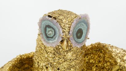 null Isabelle FAURE (20th). 

Owl lamp with spread wings in brass and amethyst geode,...