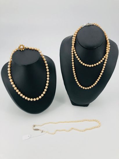 null Lot de 3 colliers de perles comprenant :

- Collier de perles fantaisies, le...
