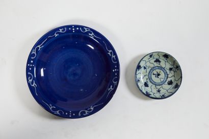 null * CHINE - XVIIe siècle

Plat en porcelaine émaillée bleu décoré en émail blanc...