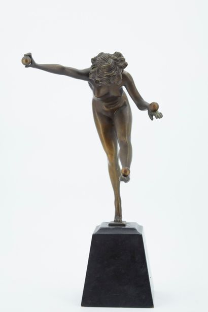 null Claire COLINET (1880-1950) after. 

The juggler of balls.

Bronze with a brown...