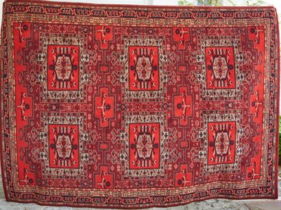 null * Grand tapis en laine à fond rouge et décor géométrique

Caucase XXe.

239...