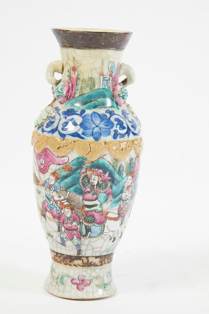 null * Petit vase Nankin en porcelaine

émaillée polychrome, à décor craquelé

de...