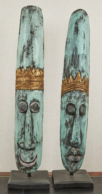 null Paire de masques longiligne en bois peint turquoise et or figurant un couple...