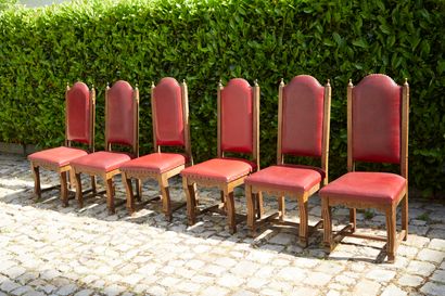 null * Lot de 6 chaises en chêne massif à haut dossier, revêtement en skaï rouge...