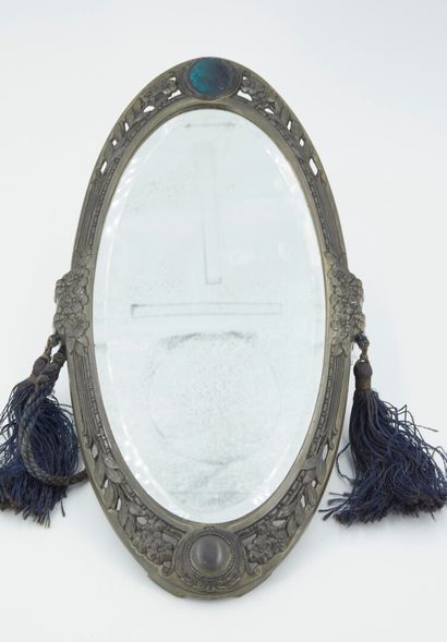 null Petit miroir oblong en laiton patiné ciselé à décor de fleurs et branchage,...