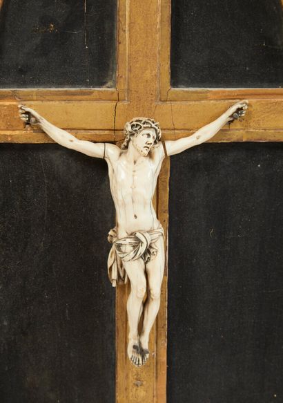 null * Christ en croix en ivoire sculpté dans un cadre en bois doré à fond noir....