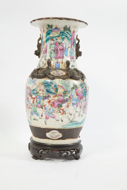 null * Vase Nankin en porcelaine

émaillée polychrome, à décor craquelé

de cavaliers...