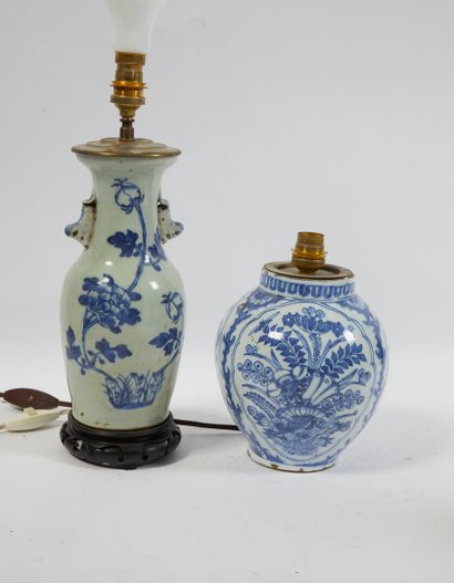 null * Vase pansu en porcelaine de Chine à fond blanc et décor de fleurs en camaïeu...