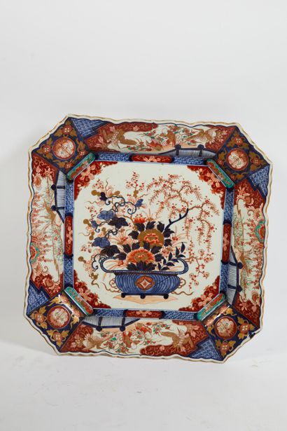 null * JAPON, Imari - Vers 1900

Grand plat polylobé octogonal en porcelaine décorée...