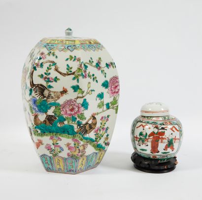 null * Pot couvert en porcelaine de Chine à décor polychrome de fleurs et papillons,...