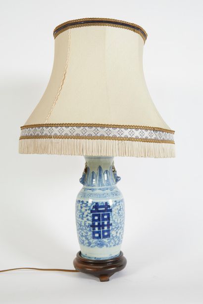 null * Vase en porcelaine de Chine blanc bleu à décor d'arabesque , fleurs et caractères...