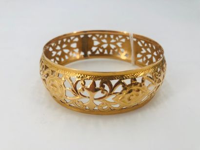 null Rigid cuff bracelet with chased and openwork decoration, volutes and radiating...