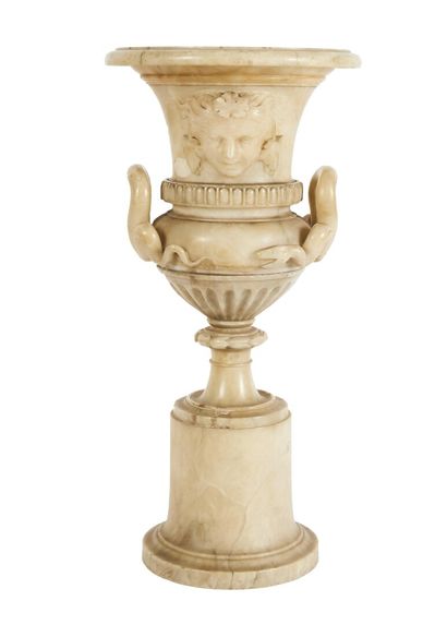 null * Important vase Médicis en albâtre à décor de Mascarons et frise de godrons,...