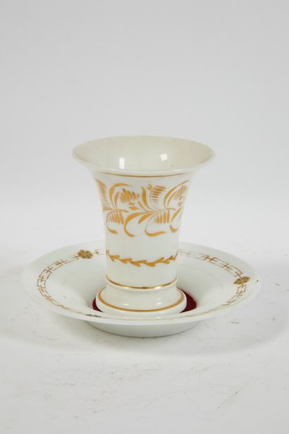 null * Vase cornet en porcelaine de Paris blanche et or. 

Époque XIXe.

Haut: 14cm

On...