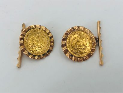 null Pair of gold cufflinks and 2 Pesos gold coins, gross weight 7.3 g