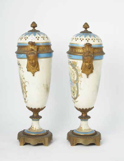 null Paire de vases couverts formant pots-pourris en porcelaine à fond bleu turquoise...