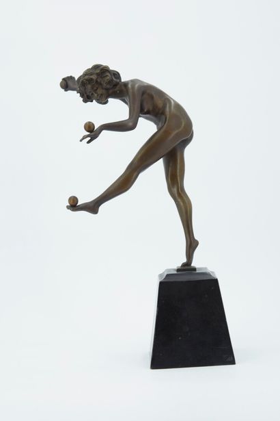 null Claire COLINET (1880-1950) d'après. 

La jongleuse de balles.

Bronze à patine...