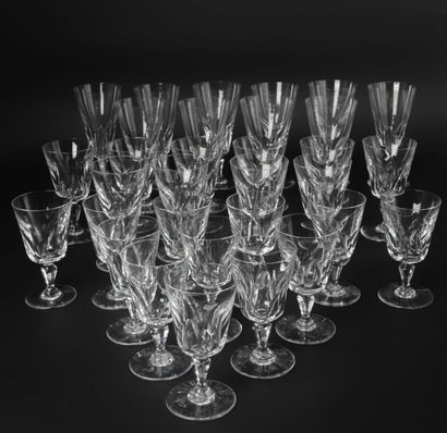 null BACCARAT. 

Un service de verres en cristal modèle Chartres comprenant 10 flûtes...