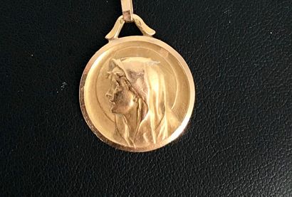 null Médaille à la vierge non gravée et sa chaîne en or 750/1000e. ( accident au...