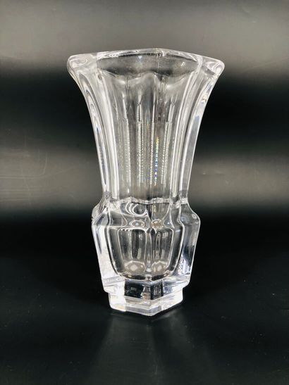 null Vase en cristal de forme balustre à pans hexagonaux.

Haut: 23cm