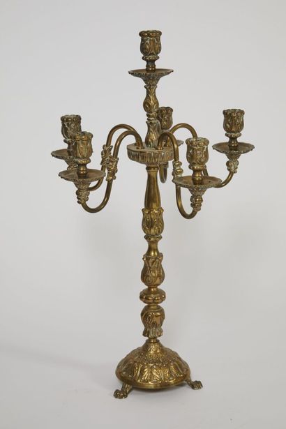 null Grand chandelier à 6 branches en bronze et laiton ciselé à décor en frise. fût...
