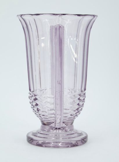 null Un vase en verre moulé violine à côtes plates et écailles stylisées, épaulé...